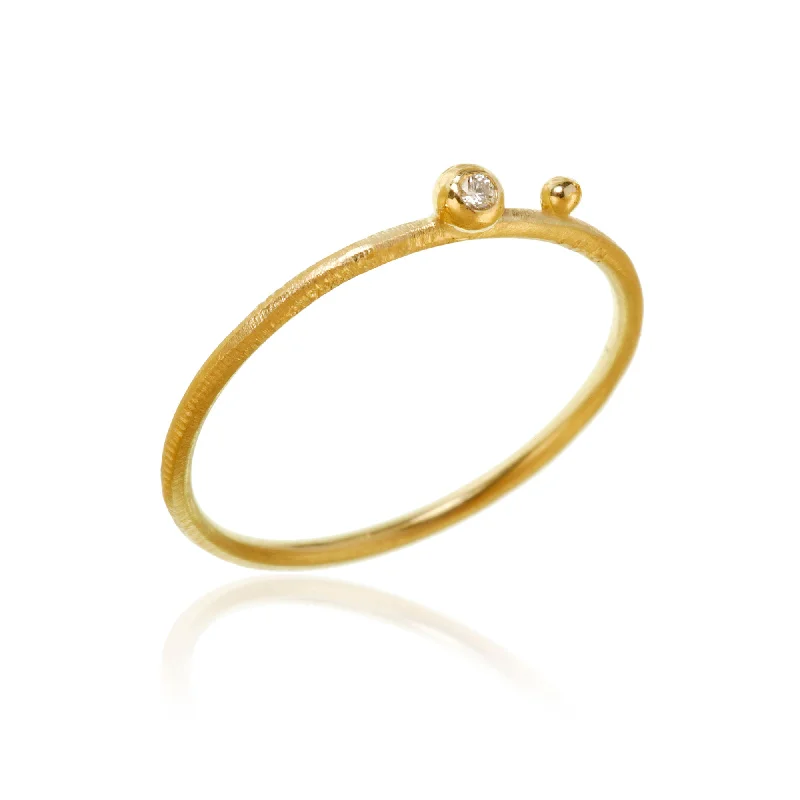 Delphis dot 18K Gold Ring w. Diamond