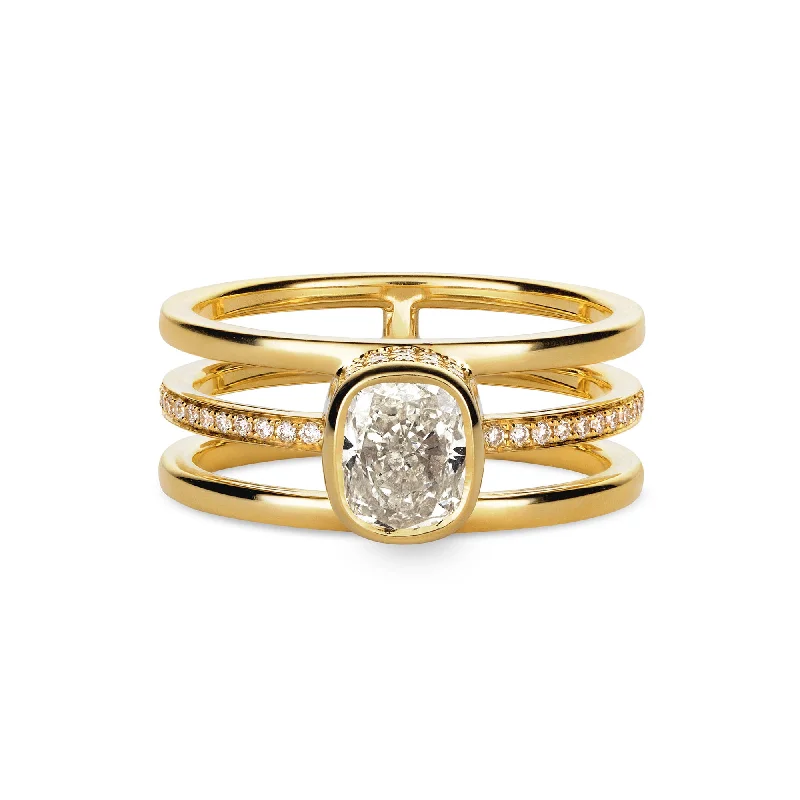 Sparkling 18K Gold Ring w. Diamonds