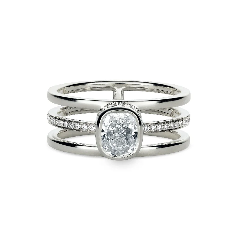 Sparkling 18K Whitegold Ring w. Diamonds