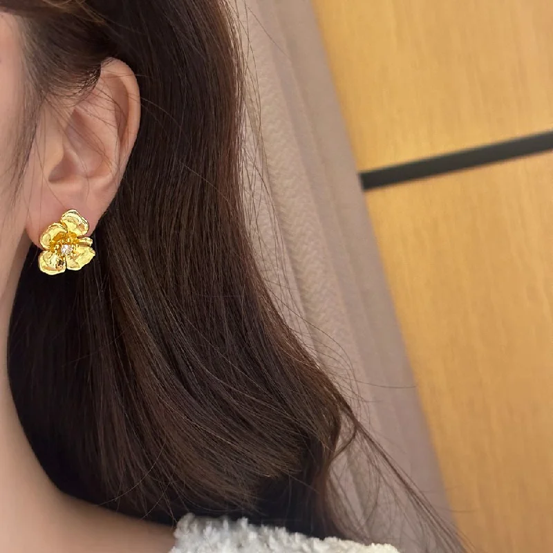 Affordable Glamour – Premium Jewelry For Less Centre Stone Studed Floral Style Gold Stud Earrings JLT12895 Affordable Glamour – Premium Jewelry For Less Centre Stone Studed Floral Style Gold Stud Earrings JLT12895
