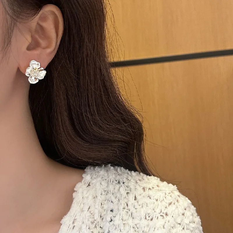 Get The Sparkle You Love At Prices You Adore Centre Stone Studed Floral Style Silver Stud Earrings JLT12896 Get The Sparkle You Love At Prices You Adore Centre Stone Studed Floral Style Silver Stud Earrings JLT12896