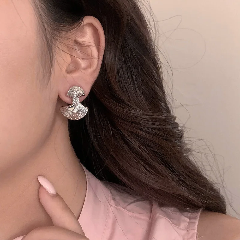 Premium Jewelry, Premium Discounts – Act Fast Delicate Pearl Semi Twisted Silver Stud Earrings JLT12704 Premium Jewelry, Premium Discounts – Act Fast Delicate Pearl Semi Twisted Silver Stud Earrings JLT12704