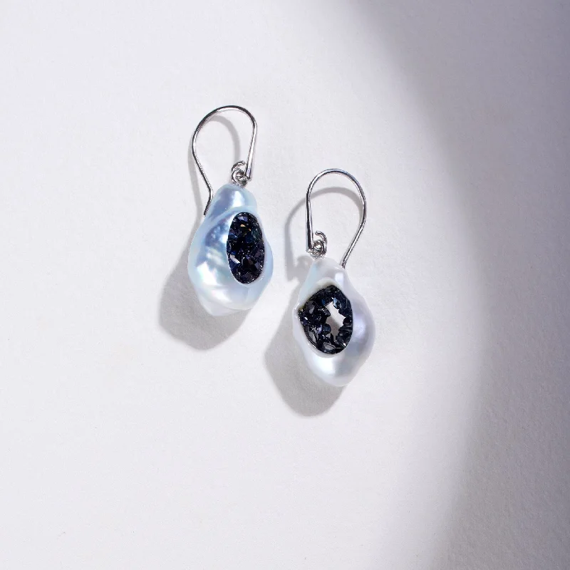 Affordable Gold-Plated Jewelry For Modern Fashion Freshwater Souffle Pearl Grotto Dangle Earrings with Blue Sapphires Affordable Gold-Plated Jewelry For Modern Fashion Freshwater Souffle Pearl Grotto Dangle Earrings with Blue Sapphires