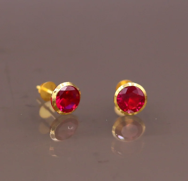 18Karat yellow gold gorgeous red cubic zircon stone amazing 6 mm stud earring excellent vintage antique design er88