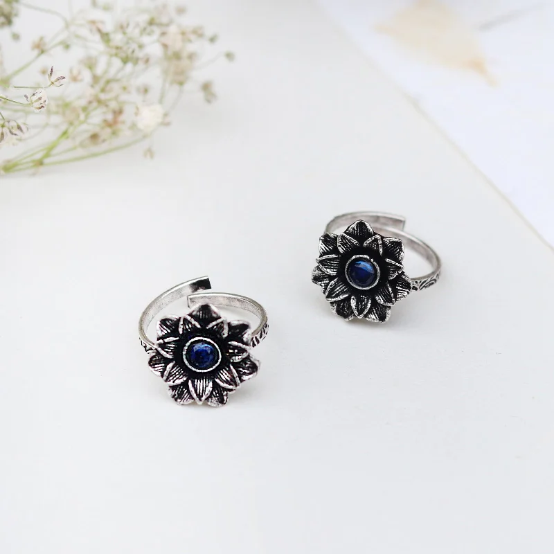 Customized Silver Jewelry For Unique Style Teejh Kayra Dark Blue Stone Silver Oxidised Toe Rings Customized Silver Jewelry For Unique Style Teejh Kayra Dark Blue Stone Silver Oxidised Toe Rings