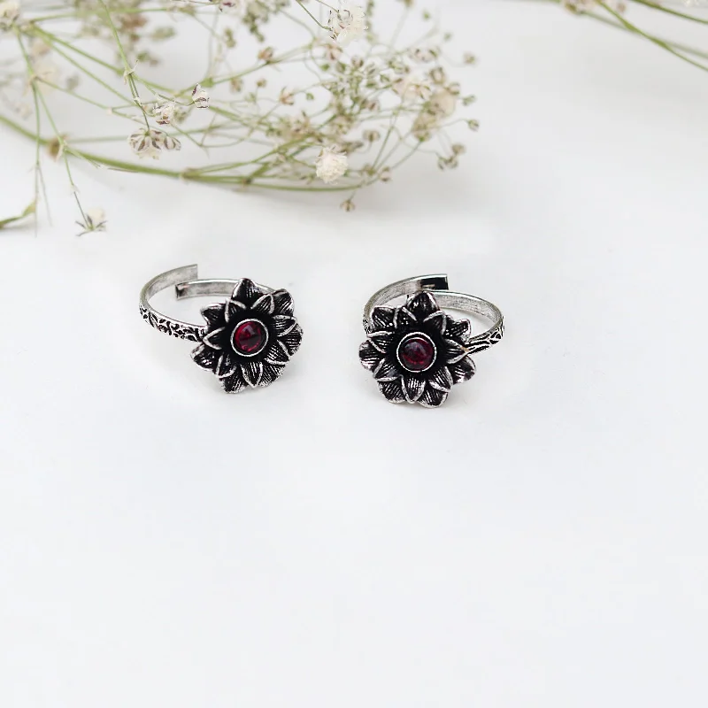 Exclusive Online Discounts On Stylish Jewelry Teejh Kayra Red Stone Silver Oxidised Toe Rings Exclusive Online Discounts On Stylish Jewelry Teejh Kayra Red Stone Silver Oxidised Toe Rings