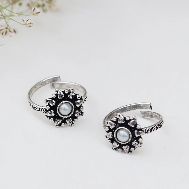 Dainty And Elegant Jewelry Now At Reduced Prices Teejh Miraya White Stone Silver Oxidised Toe Rings Dainty And Elegant Jewelry Now At Reduced Prices Teejh Miraya White Stone Silver Oxidised Toe Rings